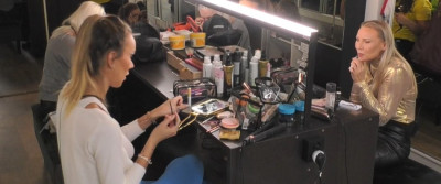 Naiset meikkaa 1.jpg